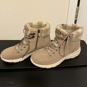 Skechers  On The Go Women's Beige Winter Boots